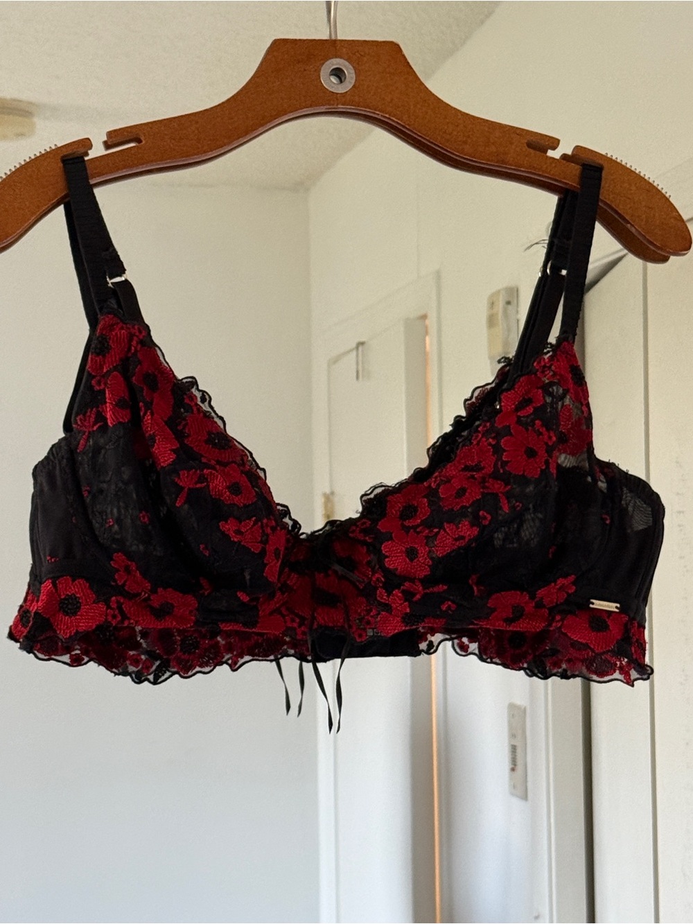 La Vie En Rose Red Black Bra Embroidered Vamp Floral 36D
